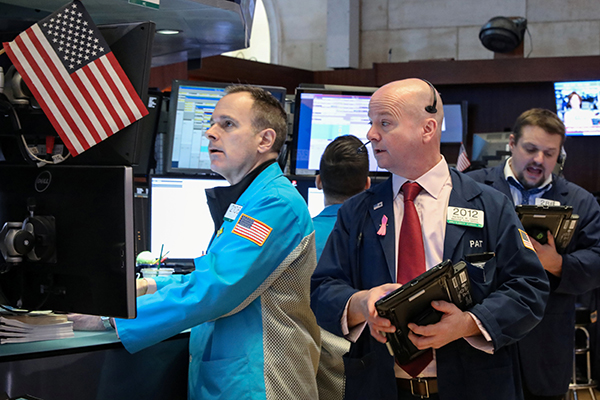 美国纽约证券交易所的交易员在忙着工作。（路透社）