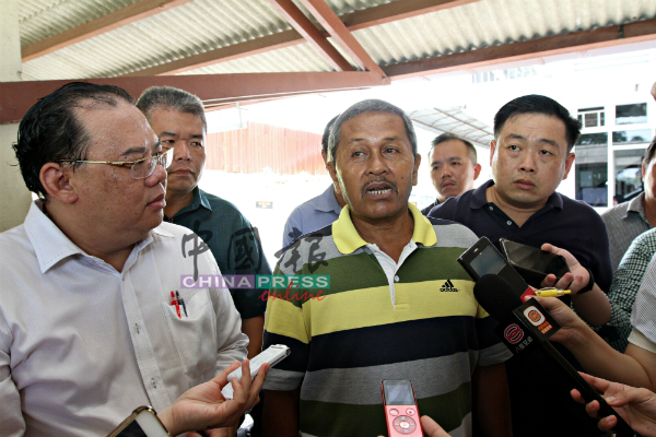 病黎的丈夫末阿里乌江（前排左2）现身记者会，呼吁政府重新开放洗肾中心；左起萧开文、吴健南。