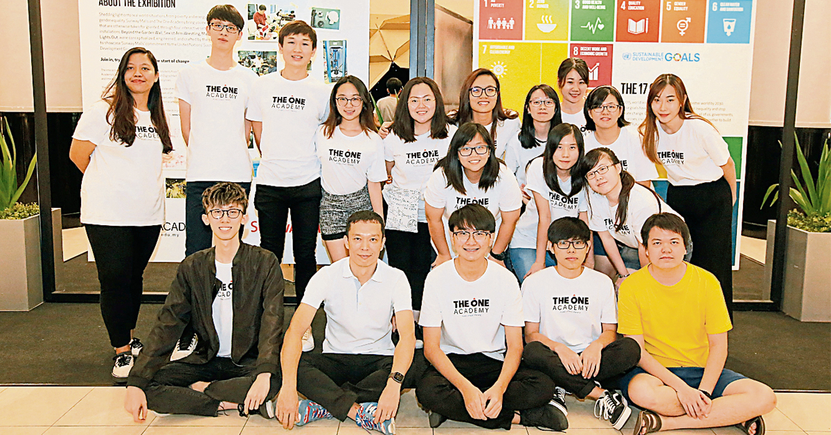 数码媒体设计系主任郑连耀（前排左2）与学生在TOA X Sunway Malls SDG展上合影。