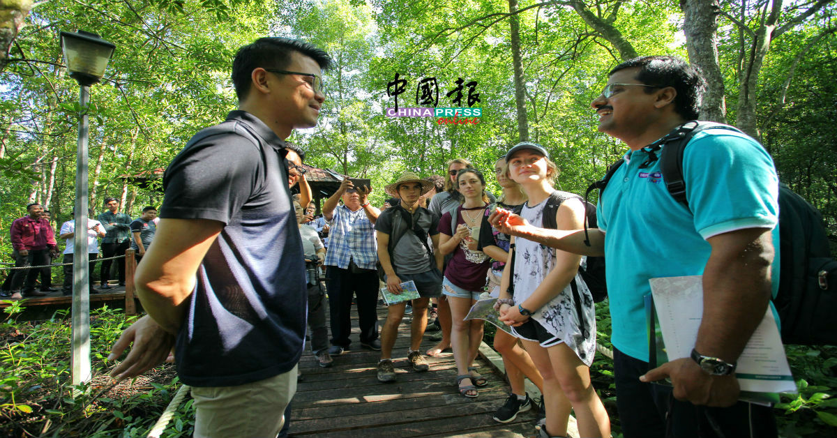 陈家兴巧遇一批外国游客，并与他们短暂交流。