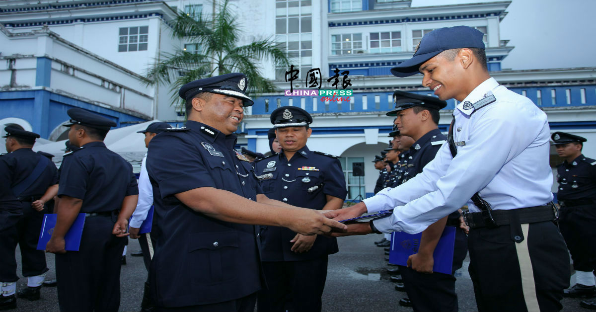 奥斯曼颁发褒扬状给在警察日受褒扬的各级警官警员。