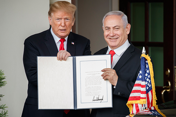 特朗普（左）周一在白宫与到访的以色列总理尼丹亚胡（右）举行会谈，并签署公告正式承认以色列对戈兰高地的主权。（欧新社）