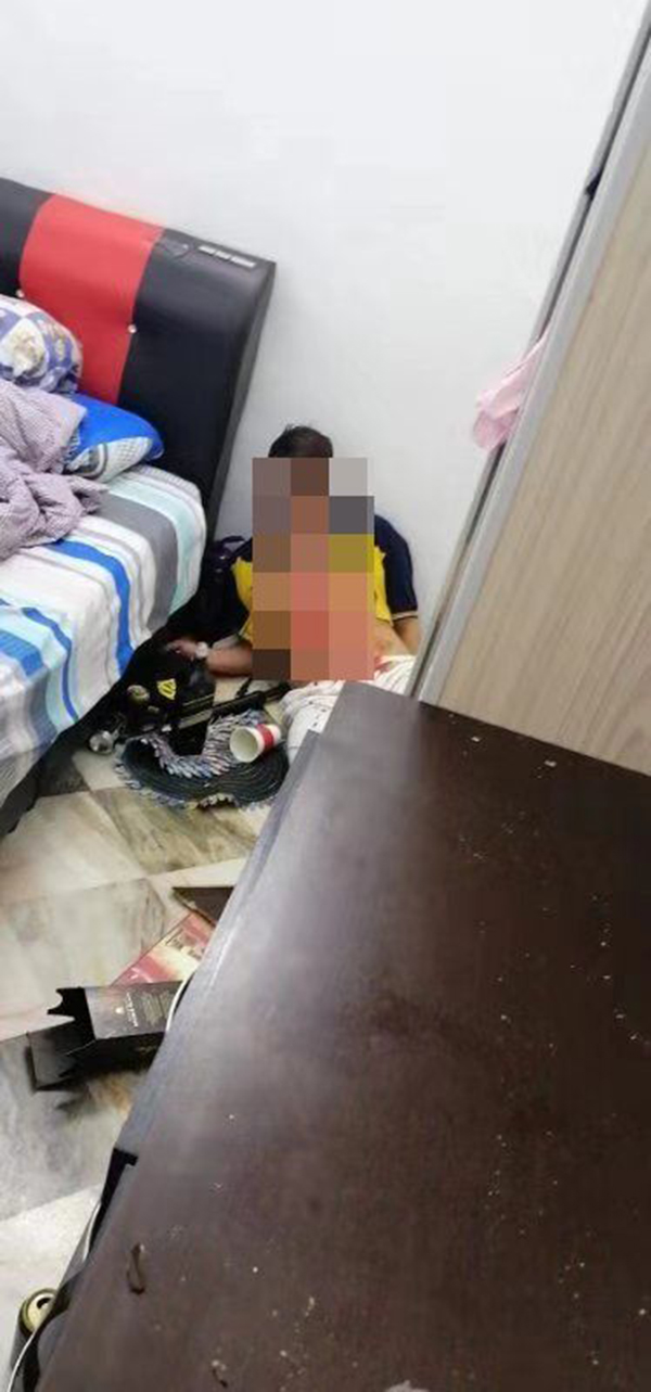华裔男子在住家房内以刀子自捅，被家属及时发现。（图：社交媒体）