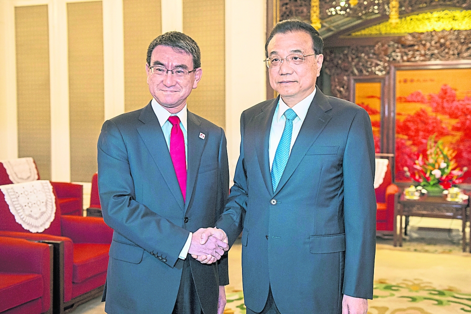 日本外长河野太郎（左）周一与中国总理李克强举行会谈。（欧新社）