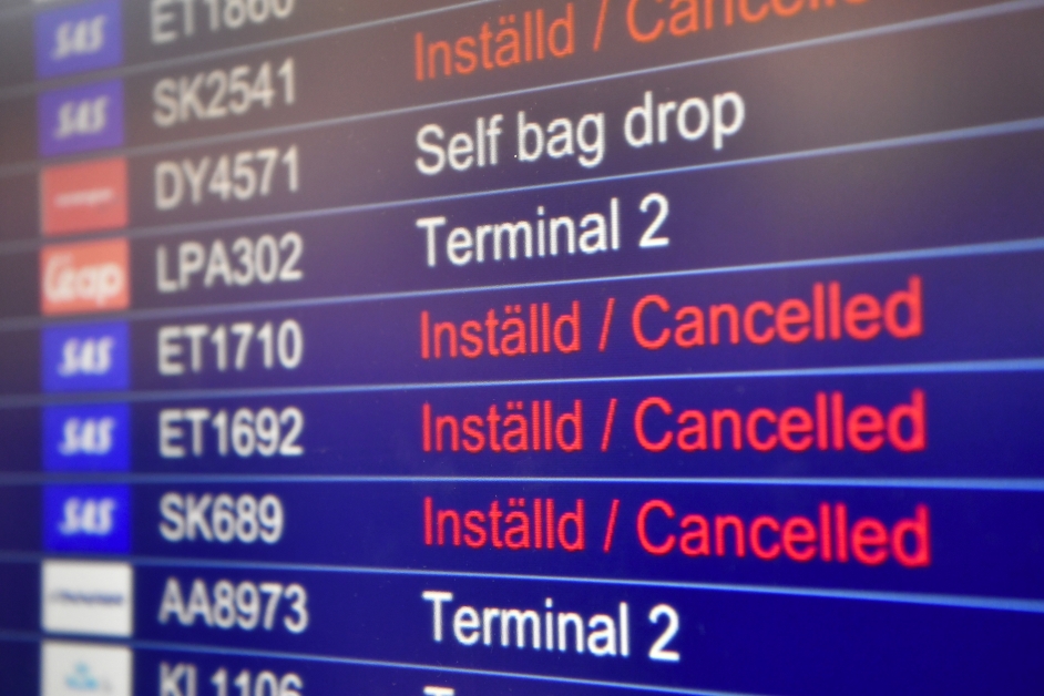 斯德哥尔摩阿兰达机场看板可见多趟航班取消。