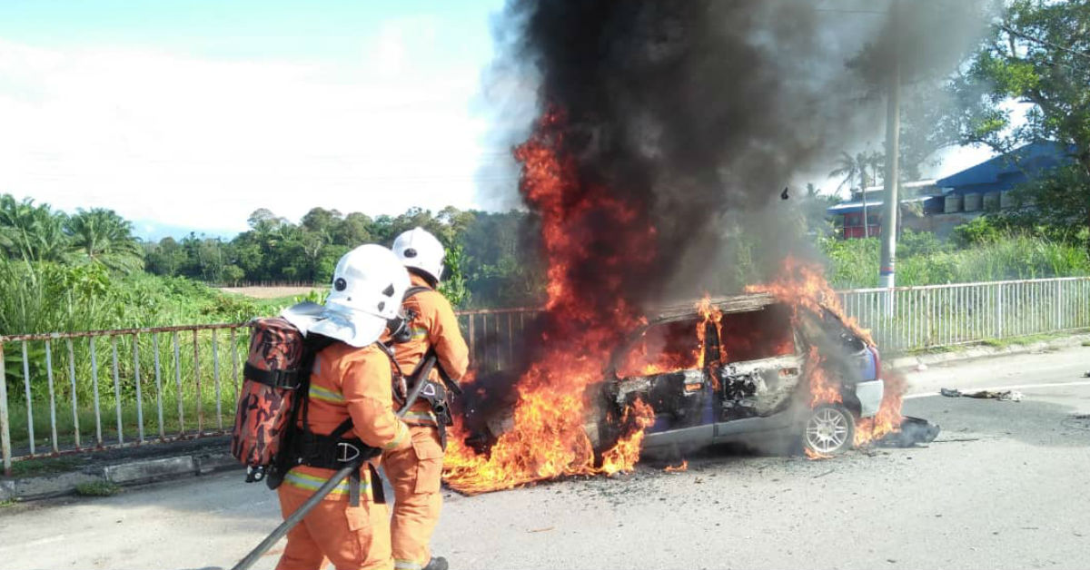一辆宝腾Tiara不知何故起火，导致该辆轿车被烧毁80%。