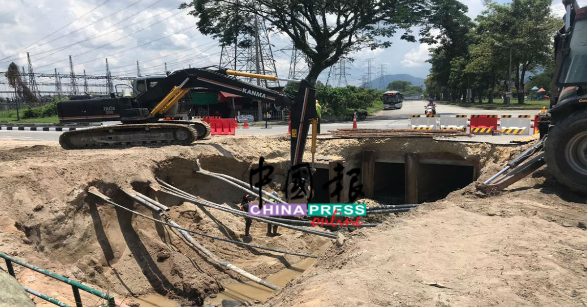 市政厅工程部在崩塌路段挖一洞口，以了解崩塌事故发生的原因。