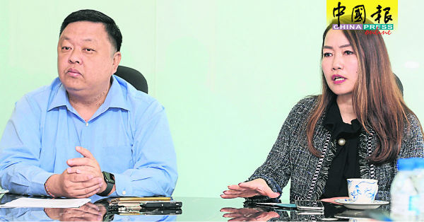陈维年（左起）和金虎集团董事经理陈丽贞，在记者会上宣布罢免7位东南亚瓷砖董事。