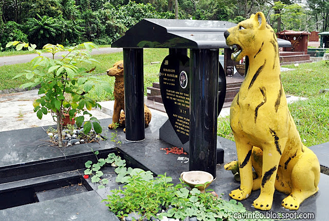 一对夫妇的坟墓上站立着一只狗和一只豹的雕像。（取自cavinteo.blogspot.com） 