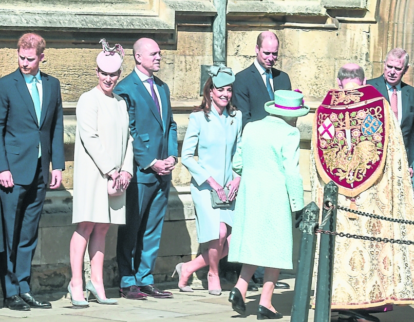 英国王室成员周日在教堂外迎接英女王。左起为：哈里王子、女王长外孙女札拉、扎拉丈夫迈克·廷道尔、凯特王妃和威廉王子。（路透社）