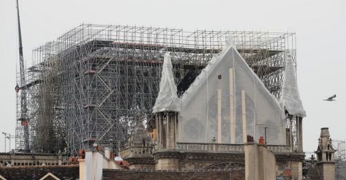 降雨威胁巴黎圣母院安全 防水布覆盖教堂屋顶