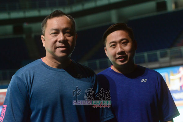 陈金和（左）和颜伟德率领日本羽球队3参加大马公开赛。