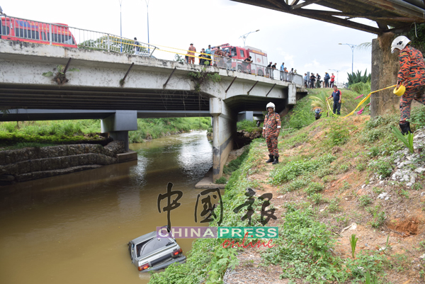轿车撞破大桥围栏，掉落约20尺大河，消拯员赶到协助。