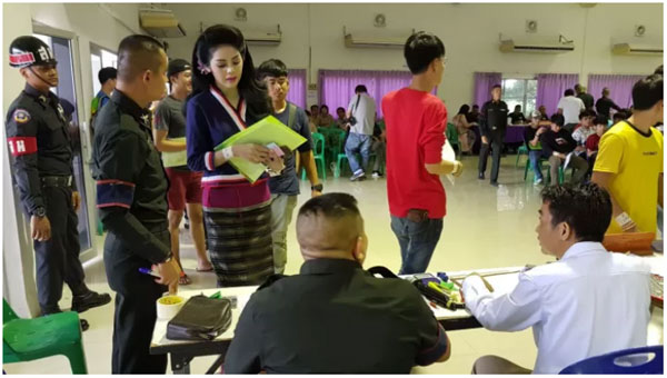 帕努蓬呈交医疗证明予国防部官员。