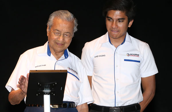 马哈迪（左）与赛沙迪一同推介“亚洲之虎教育倡议”。