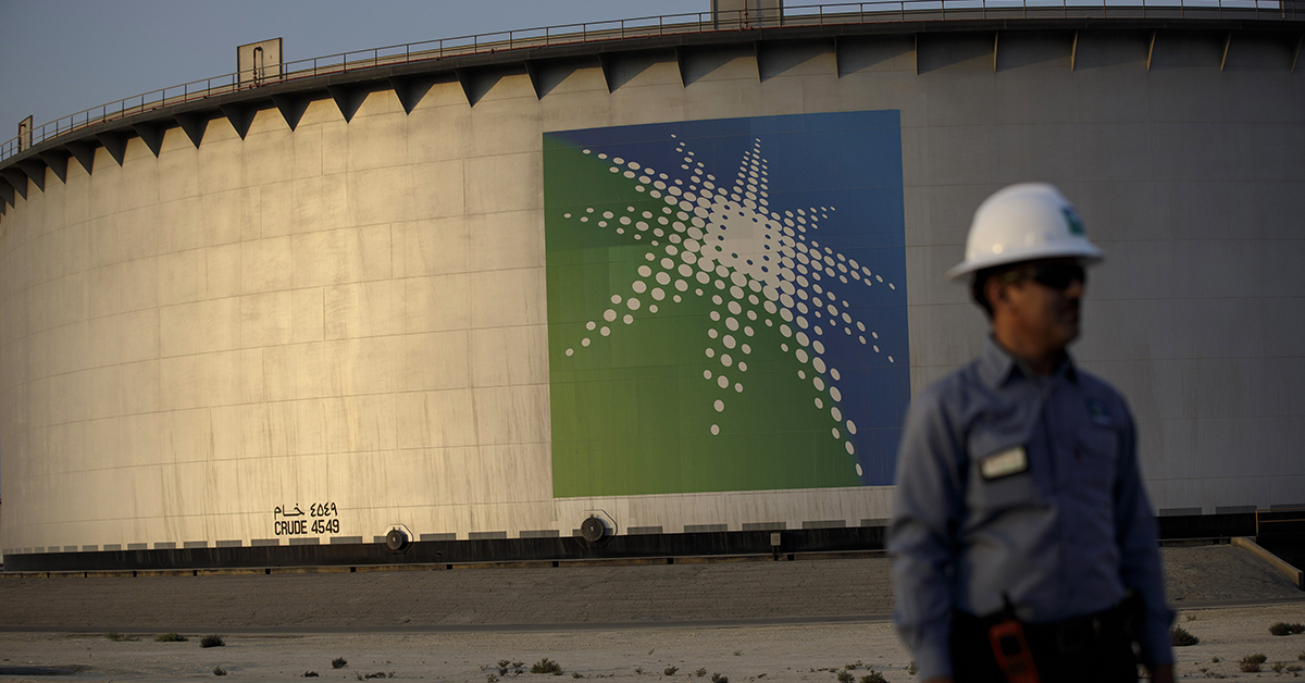 沙地阿美是沙地王国最重要的资产。图为该集团位于沙地阿拉伯的塔努拉炼油厂（Ras Tanura Refinery）。（彭博社）