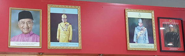 一些政府部门张挂苏丹肖像的位置悬空，仍等待王室提供苏丹的新肖像。但因未接获指示，尚张挂首相敦马哈迪肖像。