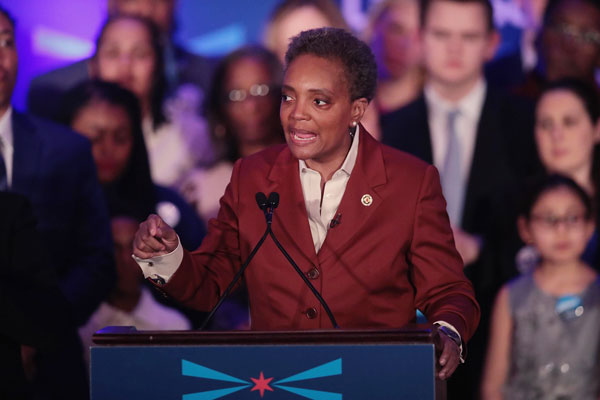芝加哥首位非裔女同志市长莱特富特胜选后发表讲话。（法新社）