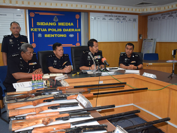 奥斯曼（右2起）在优苏及负责警官陪同下，宣布侦破非法制造猎枪案件。
