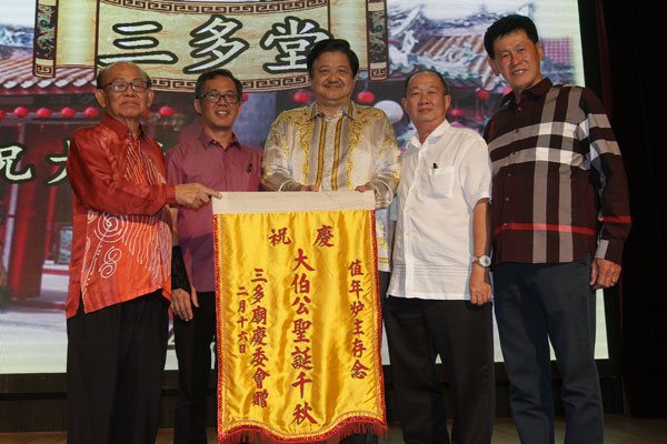 林朝盛（左3起）与黄作森代表潮州会馆上台接领锦旗，左起为陈展鹏及刘志良，右是苏亚龙。