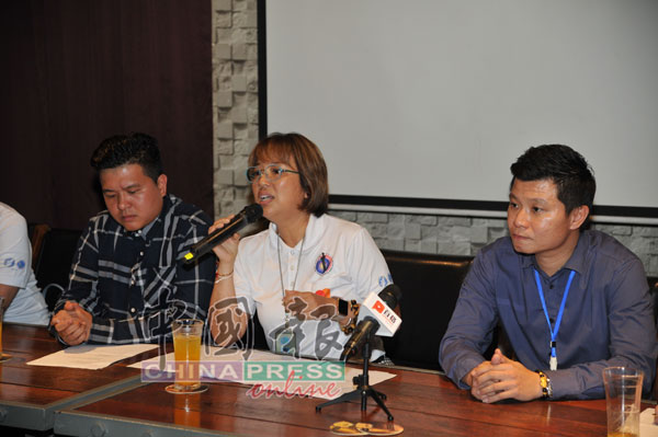 吕秀敏（右2）针对我国旅游业相关问题召开新闻发布会，左起为陈家俊及林万顺。