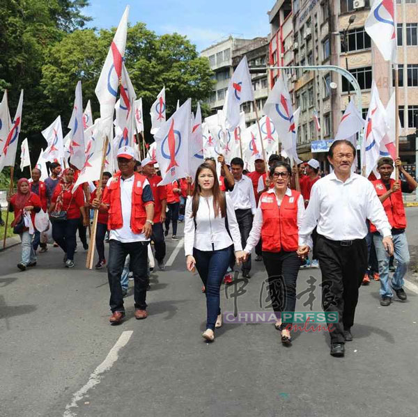 右起为山打根国会议员故黄天发、张美芙及次女黄晓怡在第14届全国大选成功提名后步出提名中心时摄（档案照）。
