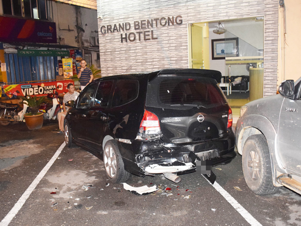 泊在酒店前的休旅车被猛撞后，后部损坏。