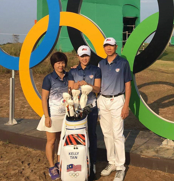 曾丽云（左）及陈成通（右）陪伴女儿陈月桢前去参与2016年里约奥运。