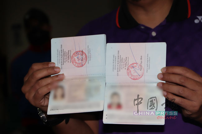 执法人员在2名越南籍女子的护照中，发现伪造盖章。