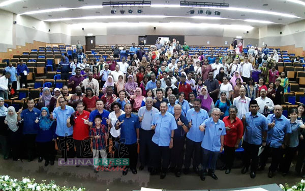 古拉（右10）出席人力资源部与全国专业教师职工会霹雳州分会的对话会。