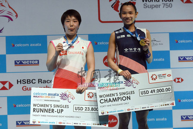 戴资颖（右）击败山口茜，获得冠军与4万9000美元（约20万令吉）奖金。