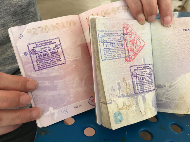 郑美贤及丈夫的护照上都找不到出境盖章。