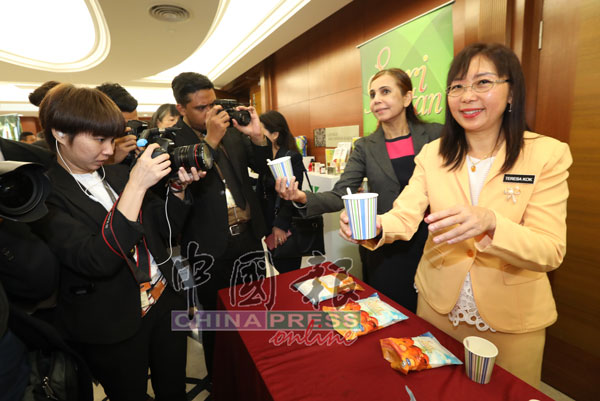 郭素沁（右）在国会走廊旁推销大马棕油产品。