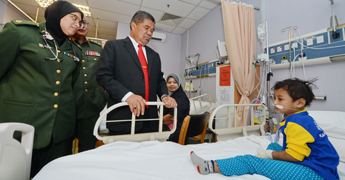 莫哈末沙布（右）探访端姑米占武装部队医院的病患。