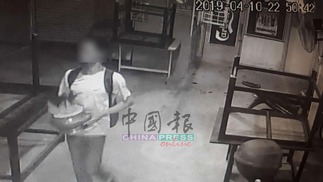 华裔男子抱走香炉的行为，被闭路电视摄下。