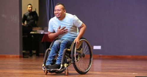 脊椎裂不是障碍 青年自创轮椅舞