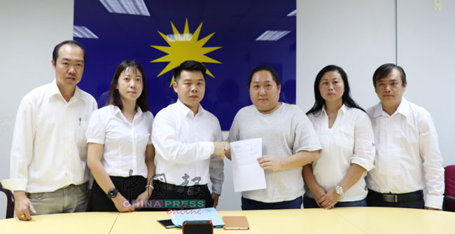 刘国南（左3起)、李金凌在记者会交代事件最新进展，由陈有标（左起）、张接莉、陈枫溦、刘俊杰。