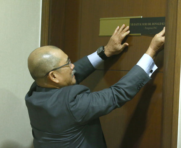 罗南建迪亲自把办公室门上的名牌取下，结束4个月公账会主席职。