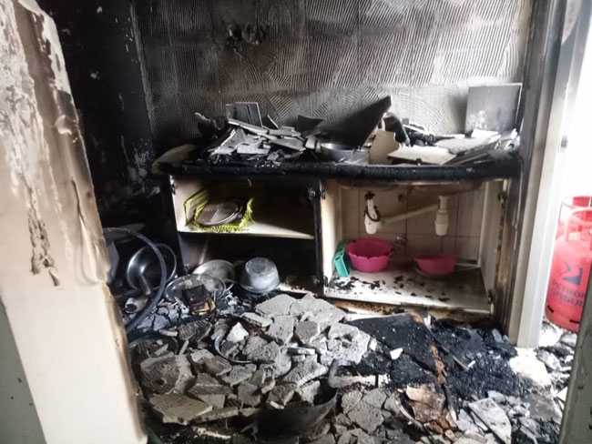 被大火烧毁的厨房一片混乱，墙上的磁砖也抵挡不住高温而剥落。