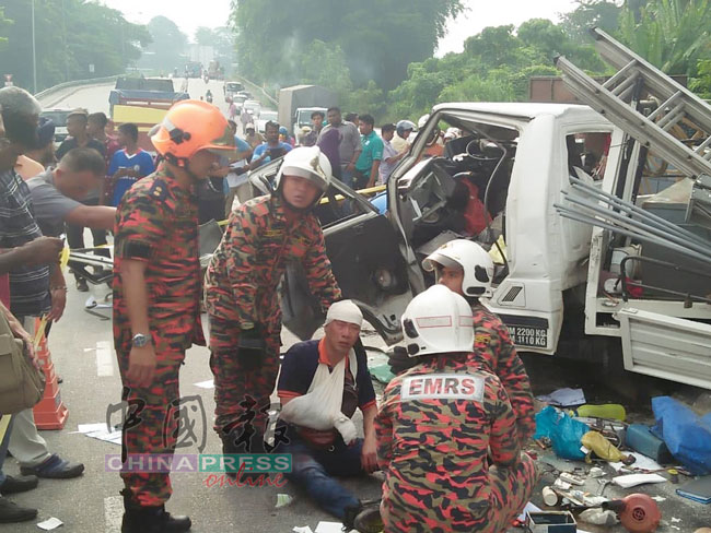 其中一辆被严重撞击的罗厘毁坏不堪，司机同样受重伤，消拯员正协助他尽快送院治疗。