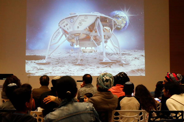 民众周四在内坦亚的天文馆内，观看“创世纪号”无人登月探测器升空登月的相关影片。（法新社）