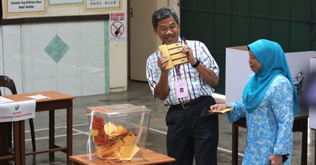 莫哈末哈山（左）展示选票，净选盟促请警方及选委会采取行动对付。