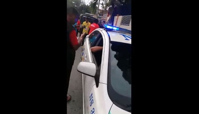 5名男子阻拦警车，并要求检查警车。