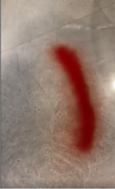 男子疑不满大理石地板有瑕疵，而在裂痕旁喷上红漆做记号。