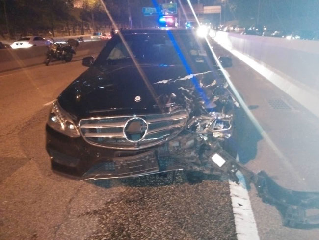 马赛地轿车的前方被撞得毁坏不堪。