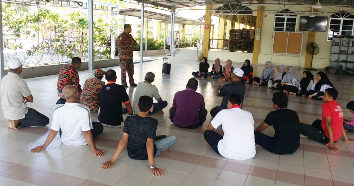 甘榜峇来班让举办为期两天的消拯课程，课程包括如何使用灭火器及初步火灾的救援措施等。