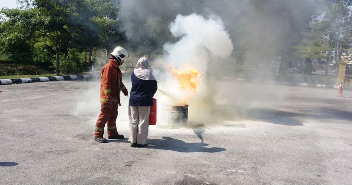 官员在甘榜峇来班让的消拯课程上，指导居民灭火，掌握消防知识。