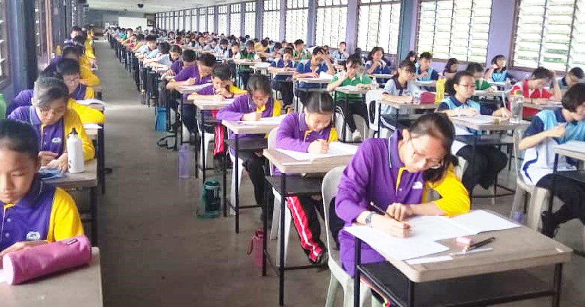 参加第17届华教常识笔试的学生，聚精费神的作答以争取最佳成绩。