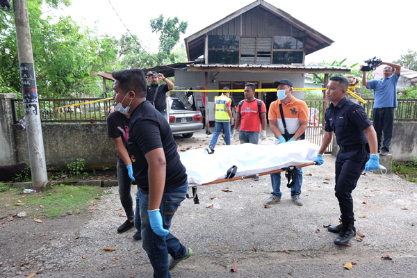 夫妻俩的遗体被抬上警车，以送往威北甲抛峇底医院解剖。