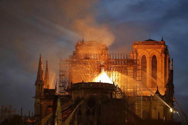 巴黎圣母院周一遭逢祝融之灾，教堂尖顶和屋顶付之一炬。（法新社）